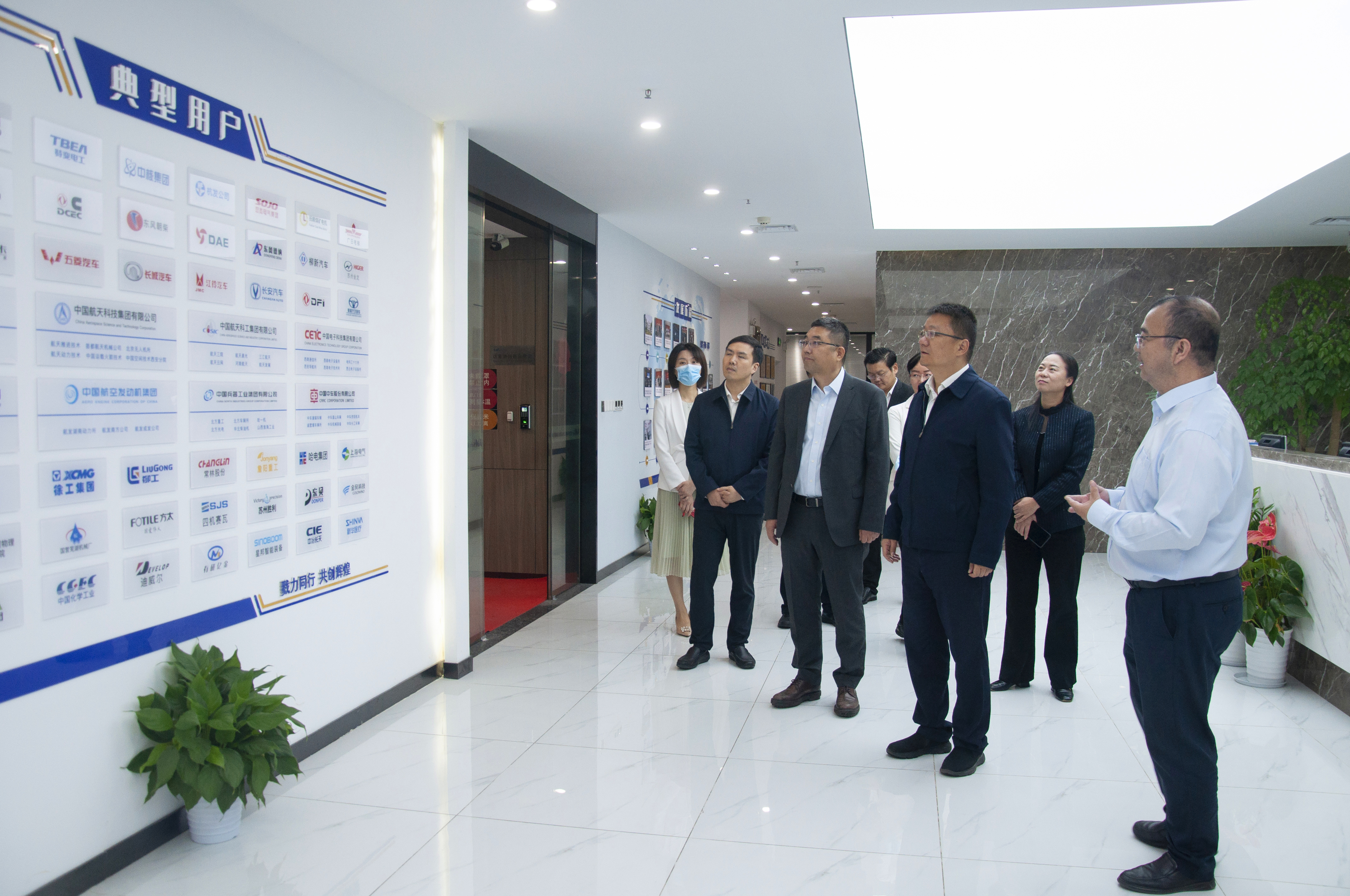  黄石市委副书记、市长吴之凌一行莅临英国正版365官方网站考察交流 