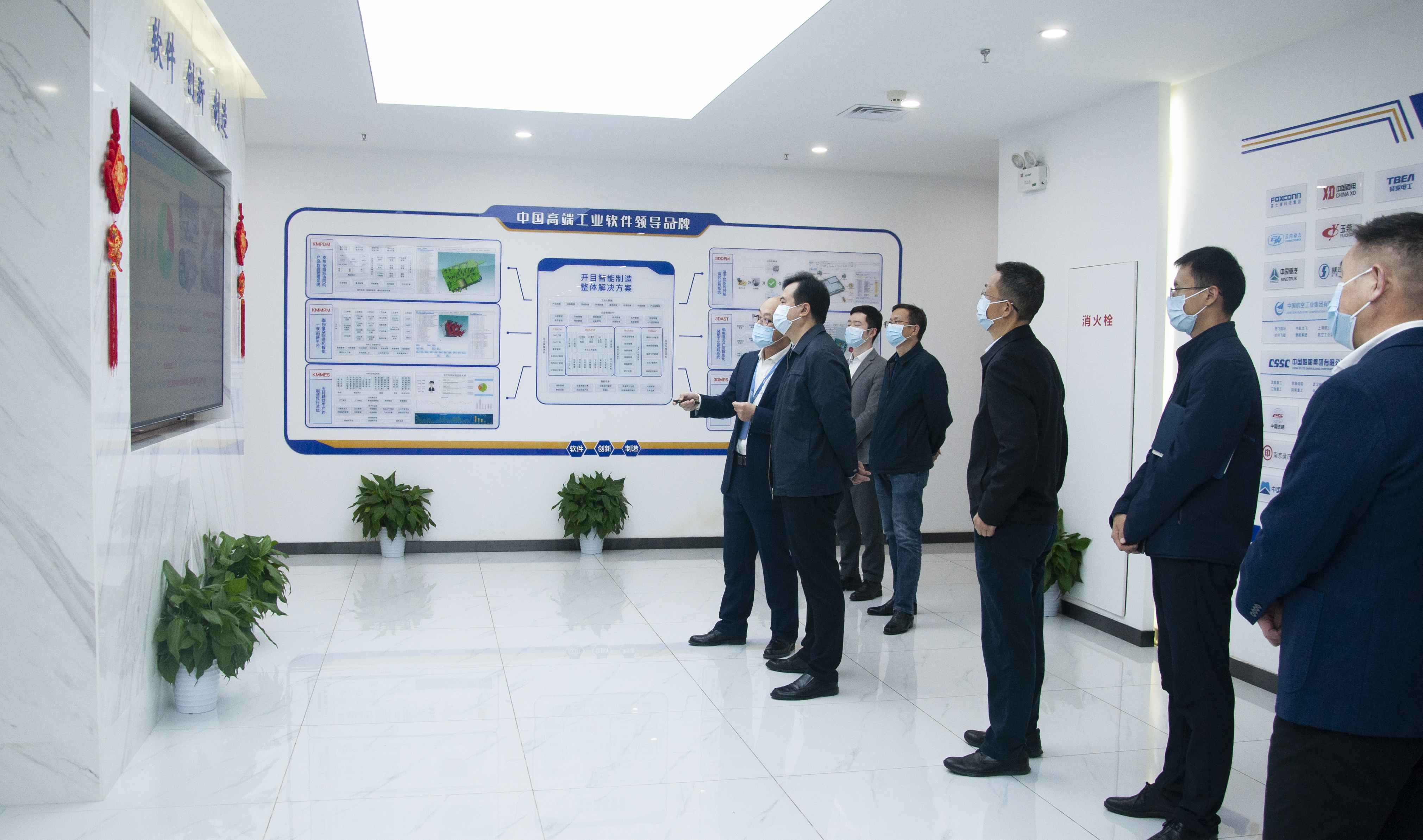  东湖高新区管委会主任张勇强一行莅临英国正版365官方网站考察调研